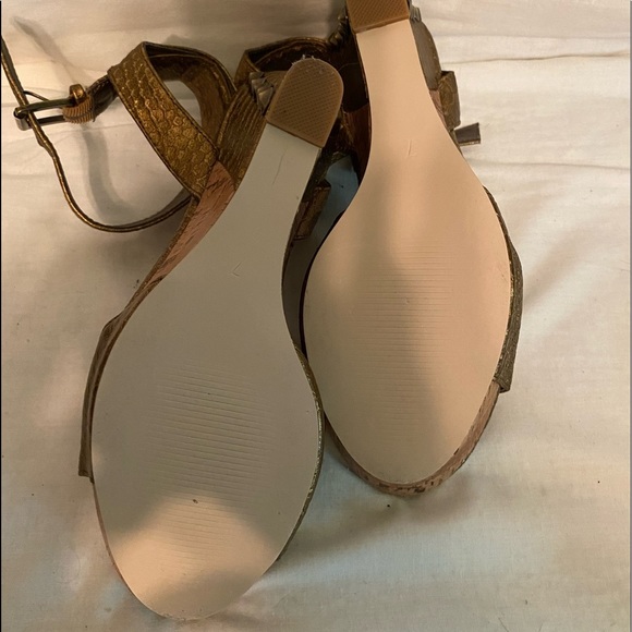 Sketchers high wedge heel round toe size 7 - Picture 9 of 10